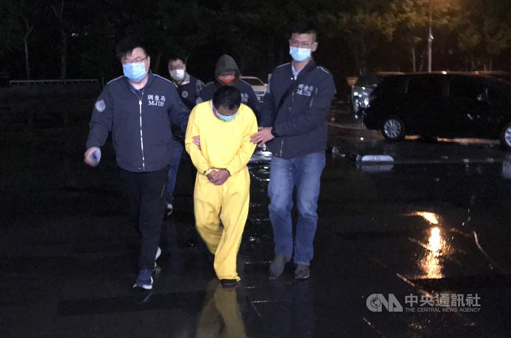 ▲台鐵太魯閣號事故造成重大傷亡慘劇，事發現場工地包商李義祥（中）羈押禁見，8日上午才被花蓮地檢署提訊，晚間再度由警方戒護進入地檢署。（圖/中央社）