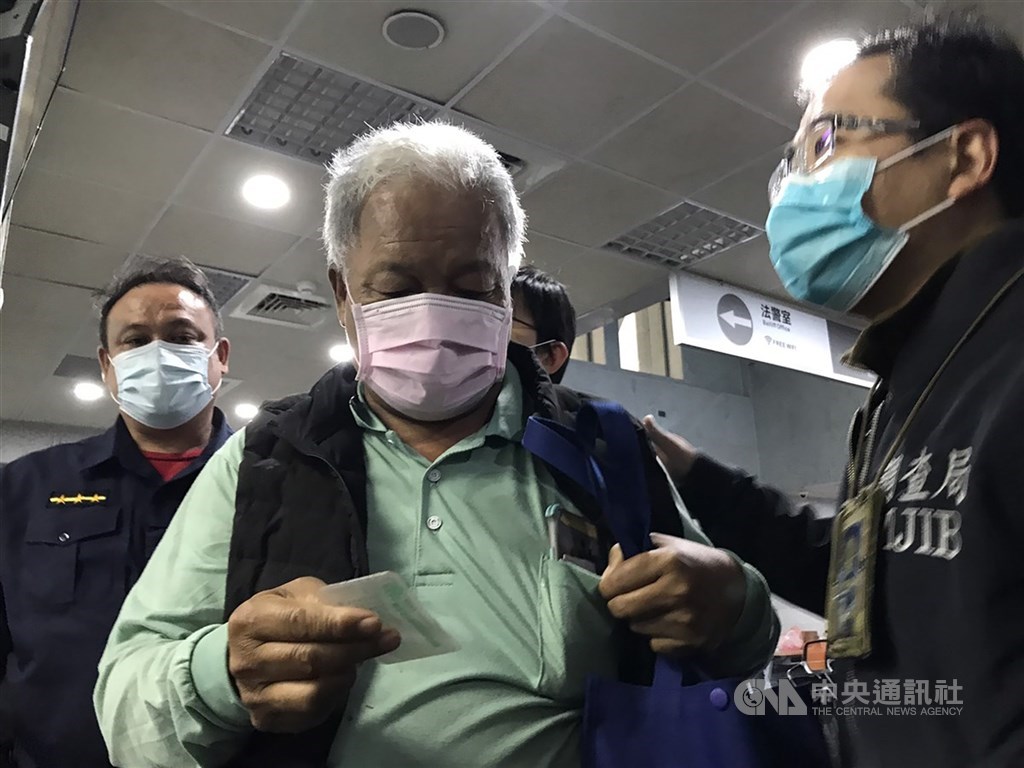 ▲台鐵太魯閣號事故釀重大死傷，花蓮地檢署持續調查偵辦，關係人「黑猴」林長清（中）8日移送花蓮地檢署複訊，9日凌晨交保。（圖/中央社）