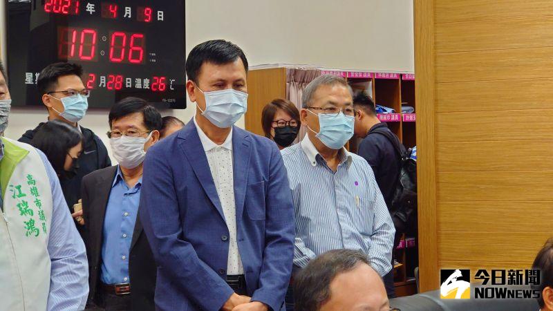 ▲新任高市農業局長張清榮(右)、海洋局長張漢雄(左),也隨市長陳其邁到議會拜會。(圖/記者鄭婷襄攝,2021.04.09)