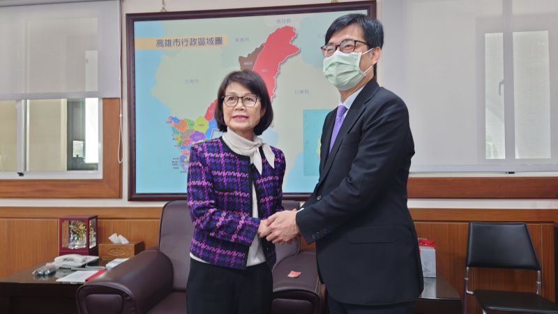 ▲高雄市長陳其邁(右)開議前拜會議長曾麗燕(左),曾議長則針對空汙與治安問題,請市府要更加用心。(圖/記者鄭婷襄攝,2021.04.09)