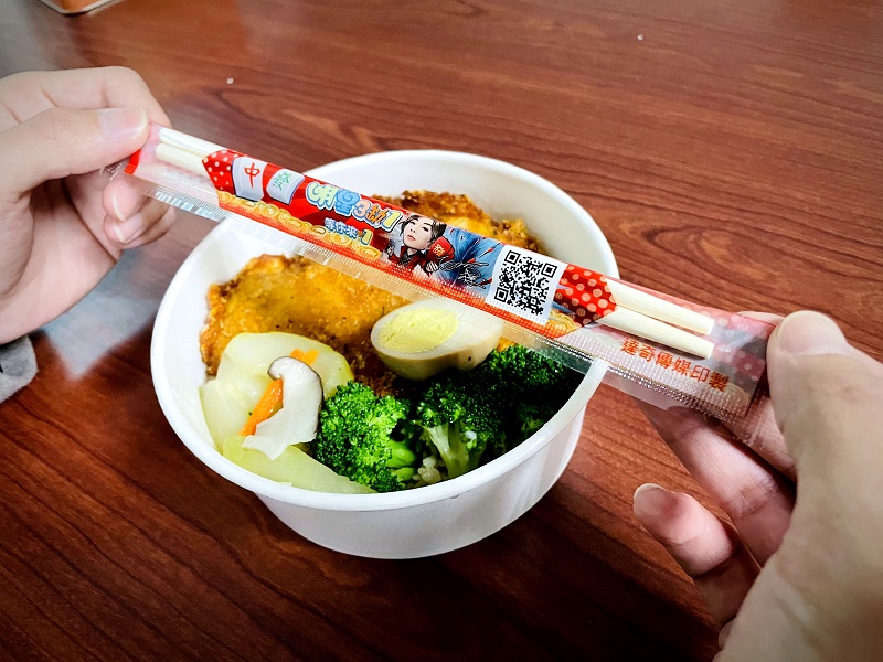 ▲筷子廣告包裝距肉眼僅30公分的距離,較容易抓住消費者離開手機後的目光。(圖/達奇傳媒提供)