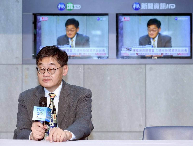 ▲莊豐嘉宣布華視新聞資訊台台長是陳雅琳。（圖／華視）