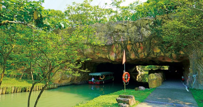 ▲近期很夯的神祕水道，猶如大自然鬼斧神工雕琢過的洞窟，反射水面的光影交織出不同的視覺效果。(圖/Taipei