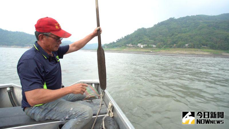 ▲呂學賢實際用船槳測試薑母島附近水域深度，他向記者表示，這樣的深度大概不到80公分。（圖／記者李春台攝，2021.04.02）