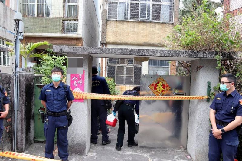 ▲屏東警方在黃嫌住家附近展開地毯式搜索,終於某空屋中發現曾女,經救護人員到場確認,曾女已無生命跡象。(圖/記者黃正忠翻攝,