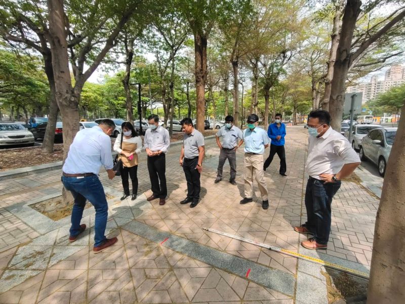 ▲高市府捷運局為落實相關護樹作為，邀集專家學者現場實際勘查。（圖／高市府捷運局提供）