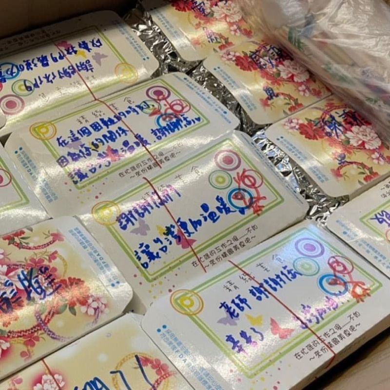 ▲某間餐廳在每個便當盒上,寫上鼓勵與感謝的話。(圖/翻攝自《爆廢1公社》