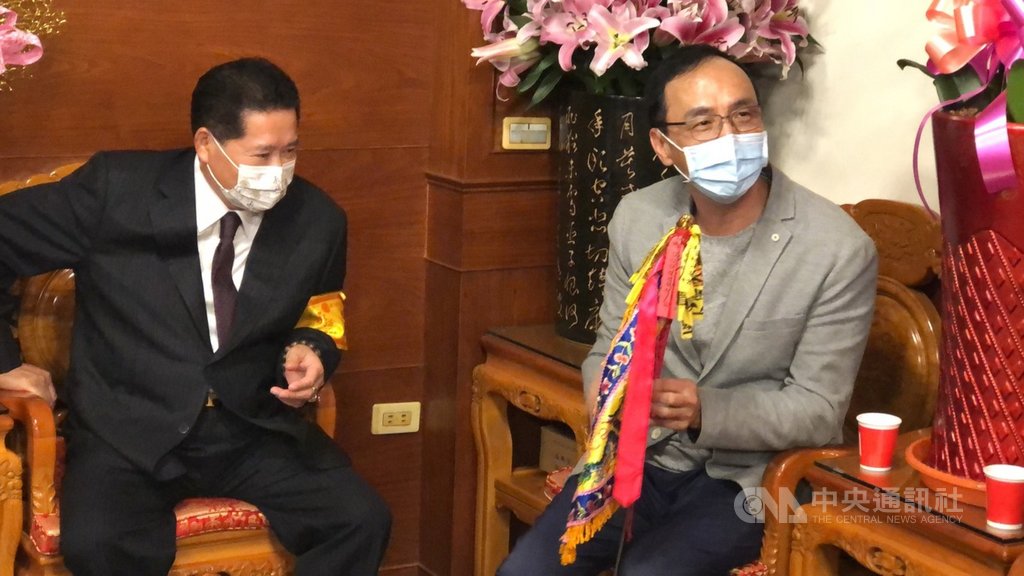 ▲大甲鎮瀾宮媽祖9天8夜遶境進香活動9日晚間起駕，前國民黨主席朱立倫（右）前往鎮瀾宮參拜，預計將跟隨遶境。中央社記者趙麗妍攝　110年4月9日