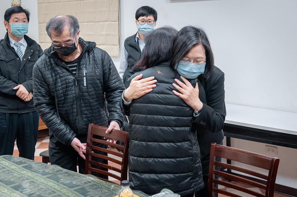 ▲蔡英文總統今（9）日前往慰問太魯閣號殉職司機員袁淳修的家屬。（圖／翻攝自蔡英文臉書）
