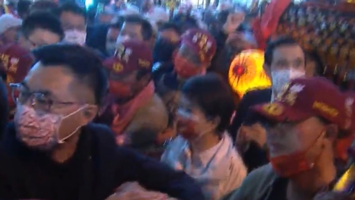 ▲大甲媽深夜起駕，由前總統馬英九、台中市長盧秀燕扶轎，數萬信眾雙手合十跪迎。（圖／鎮瀾宮提供）   