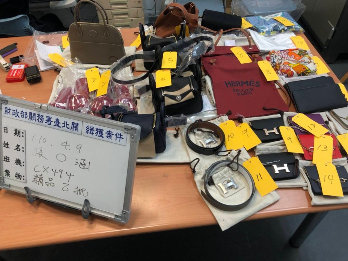 ▲張姓女子被海關查獲的愛馬仕包包、皮夾、皮帶、圍巾、零錢包與1個香奈兒包包等精品，總計26件，市價粗估逾350萬元。（圖／台北關提供）