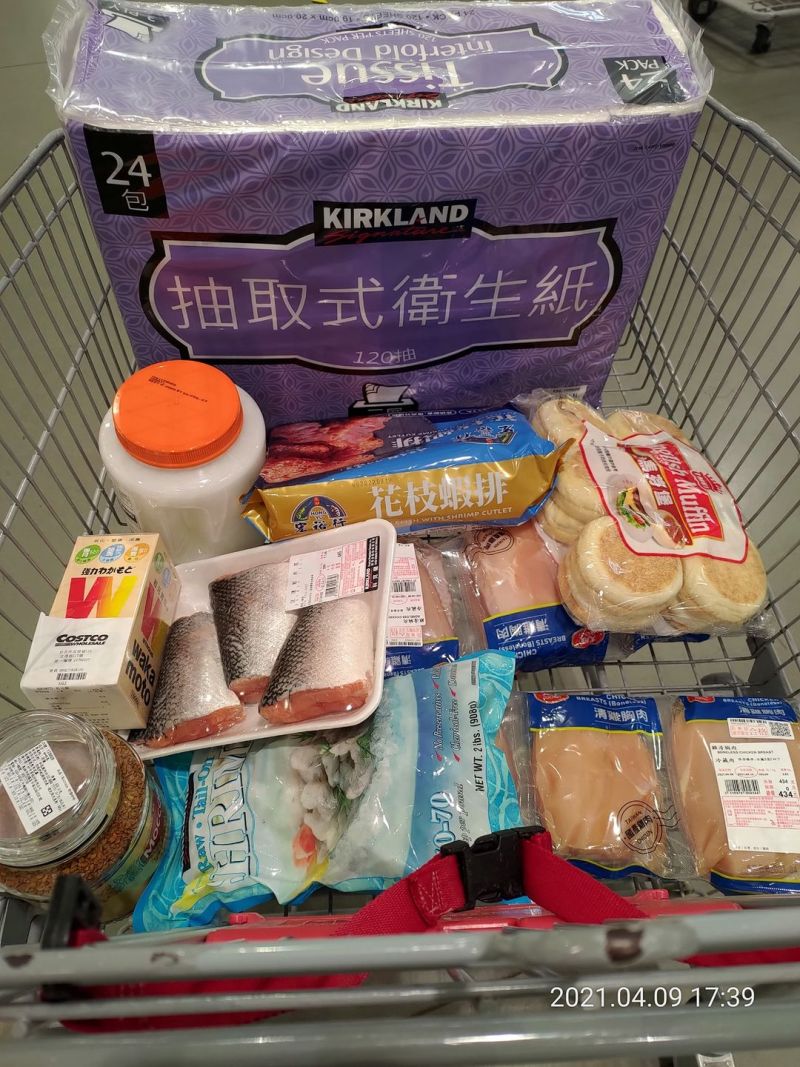▲原PO逛好市多的時候,邊低頭滑手機,豈料結帳時一回神,見眼前推車內的景象當場崩潰。(圖/翻攝自《Costco好市多商品經驗老實說》)