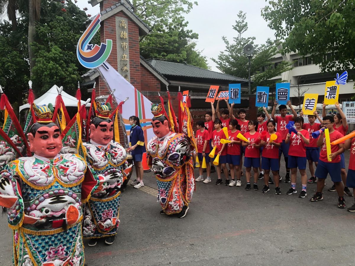 ▲美濃國中出動三太子迎接聖火，共襄盛舉。（圖／高市府提供）