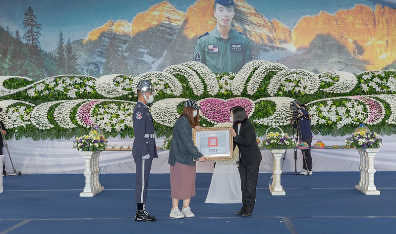 ▲F-5殉職飛官公祭,總統蔡英文首先頒發褒揚令,由羅尚樺遺孀張秀宇女士代表接受。(圖/總統府提供)