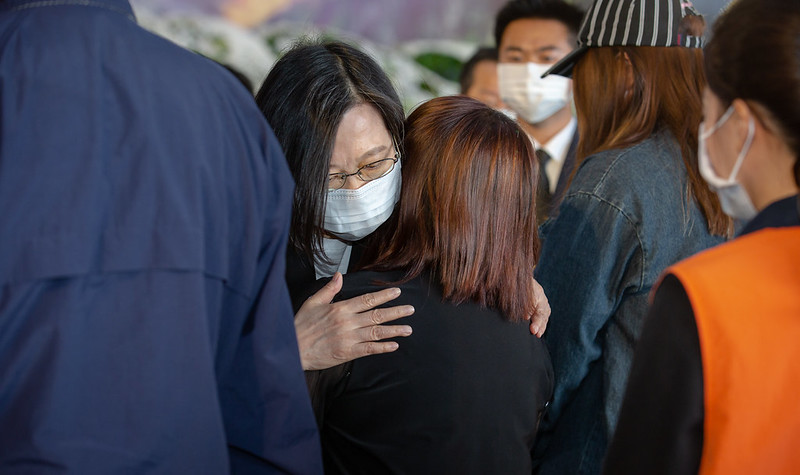 ▲蔡英文總統前往台東志航基地親頒褒揚令，表彰殉職空軍少校羅尚樺對國家克盡職守的犧牲與貢獻。（圖／總統府提供）