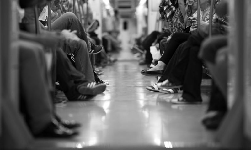 ▲原PO搭捷運坐在很空的座位上,跑來一位體型較寬大的乘客坐一旁,他起身換座位卻被該乘客狂盯。(示意圖/翻攝自Pixabay)