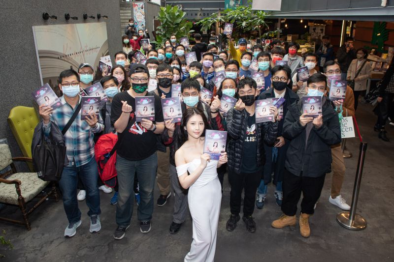 ▲鄭家純簽書吸引粉絲捧場。(圖/圓神提供)