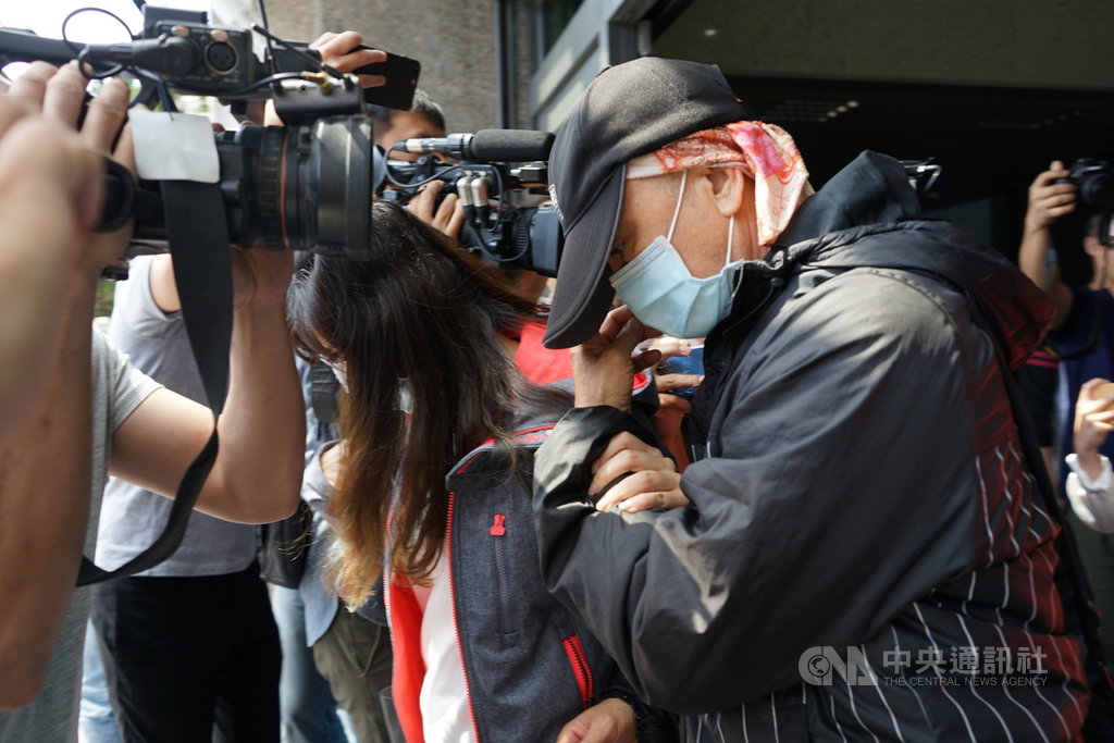 ▲花蓮地檢署偵辦台鐵太魯閣號事故案，經漏夜偵訊，新增台鐵工務段及監造設計廠商聯合大地人員等4名被告。聯合大地李姓監造主任新台幣50萬元交保，10日上午由家屬帶回。中央社記者張祈攝　110年4月10日