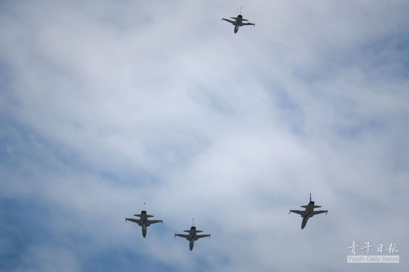 ▲F-5殉職飛官羅尚樺公祭典禮後進行啟靈儀式，由4架F-5戰機編隊通過啟靈隊伍上方，向羅烈士致上最崇高的敬意及追思。(圖／青年日報提供)