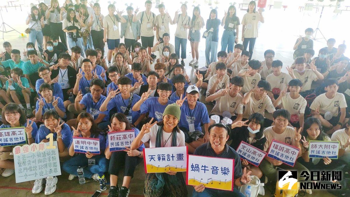 ▲高雄7間高中民謠吉他社共158人，赴滿州鄉向金曲歌手戴曉君，請益排灣族語音樂創作與文化傳承。（圖／記者陳美嘉攝，2021.04.10）