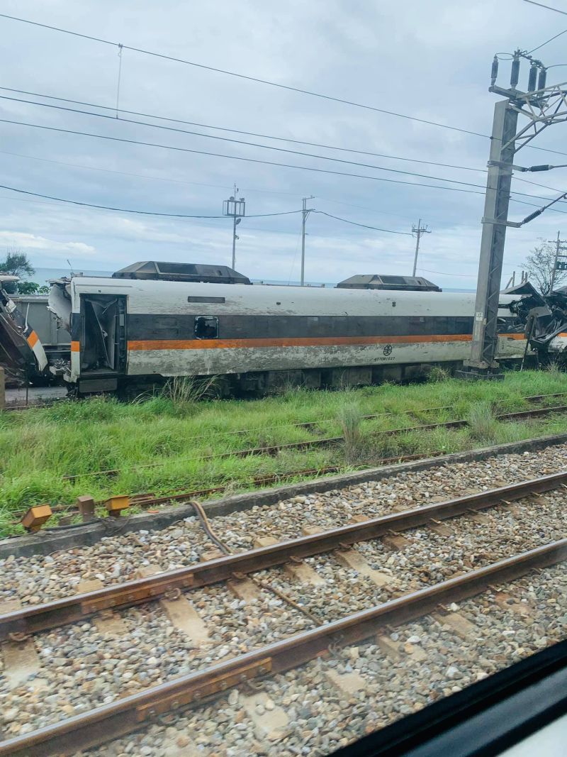 ▲太魯閣車廂因受到撞擊,車身幾乎都出現嚴重破損。(圖/翻攝爆廢1公社臉書)
