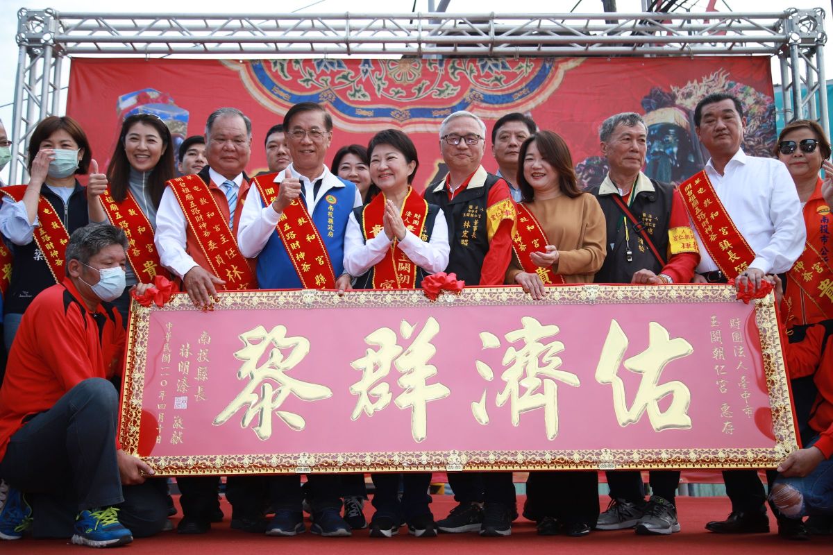 ▲中投雙廟兄弟情，今年第13度交流會香，南投縣長林明溱贈匾給烏日玉闕朝仁宮。（圖/ 市府提供）