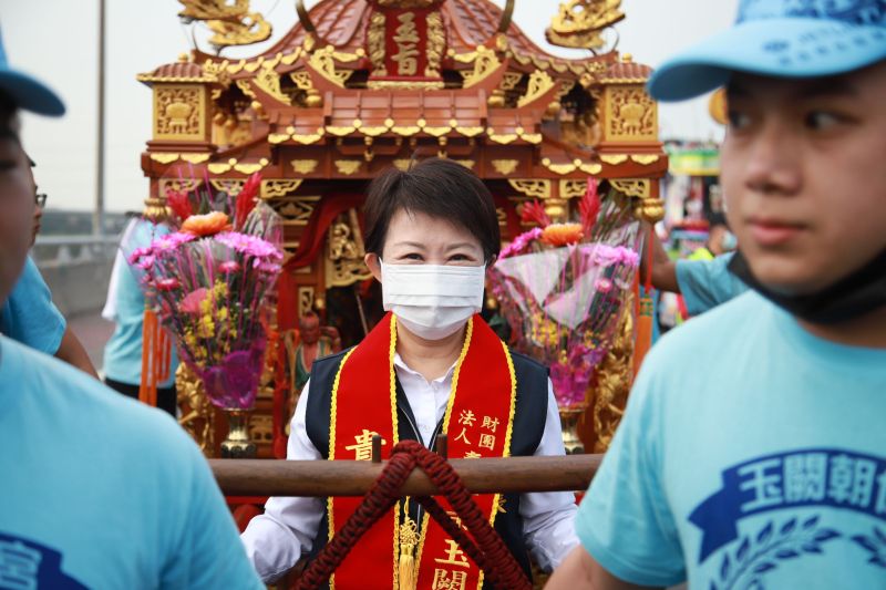 ▲台中烏日玉闕朝仁宮赴草屯敦和宮參香,市長盧秀燕親自到烏溪橋送駕。(圖/市府提供)