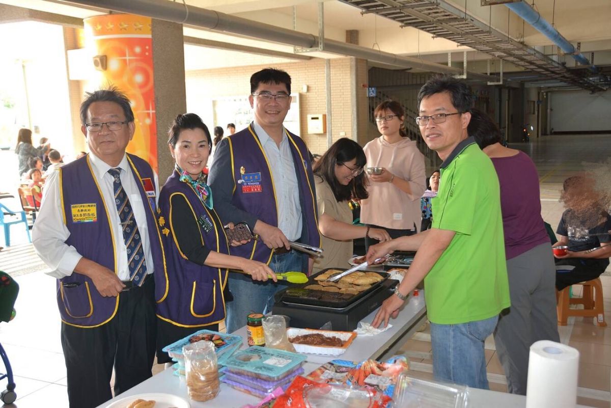 ▲國際同濟會澎嘉南區副主席郭添裕(左一)、安平會會長蔡東霖(左三)及候任會長吳佳錤(左二)，也一同加入為慢飛天使烤肉（圖／記者張振興攝，2021,04,10）