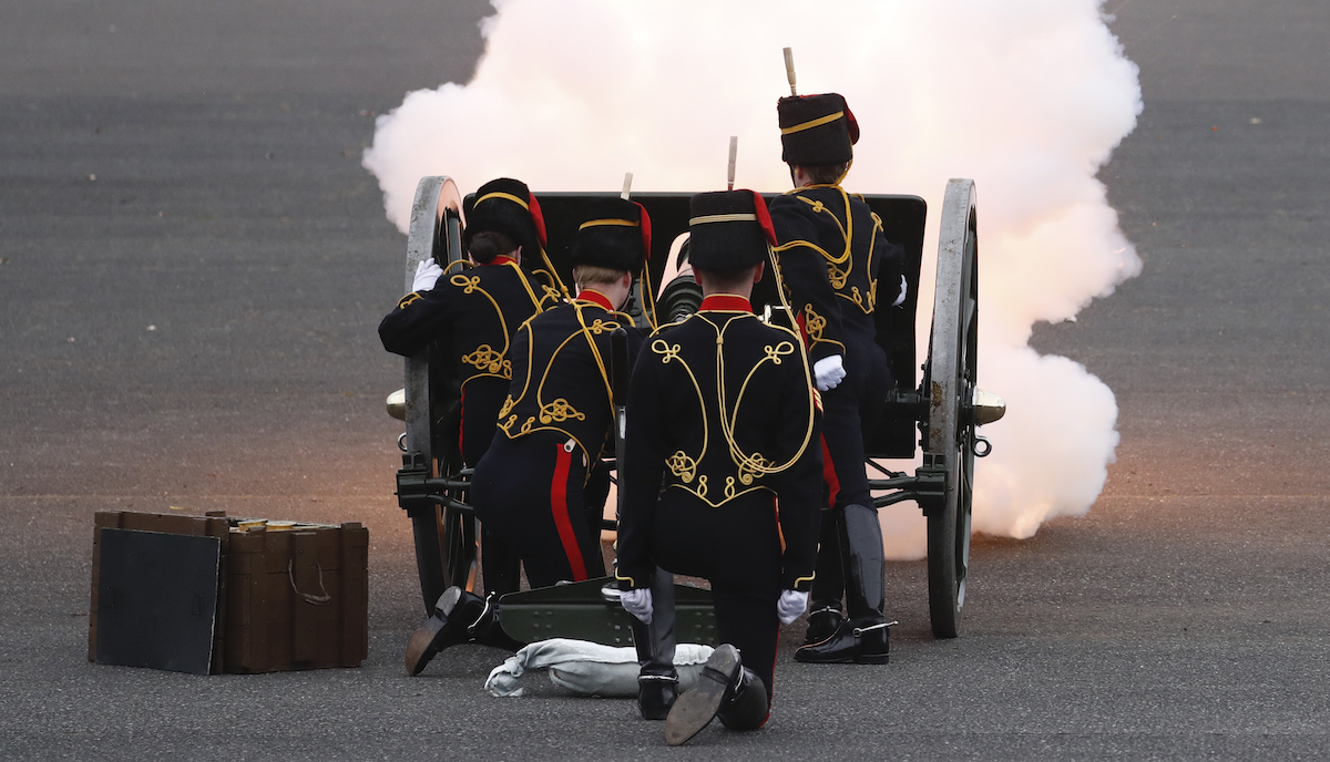 ▲英國菲立普親王9日辭世，英國軍隊在各地以鳴砲、鳴槍等方式向親王致敬。（圖／美聯社／達志影像）