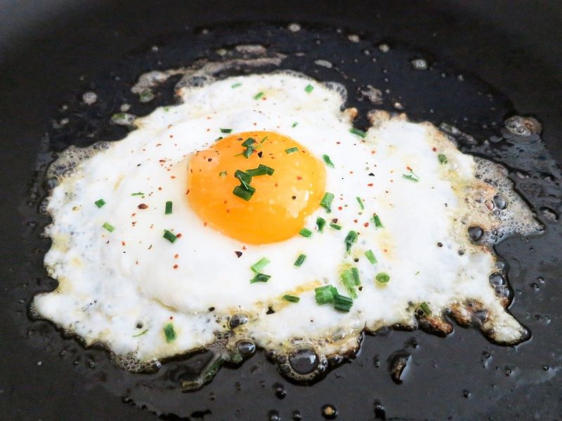 ▲網友分享煎荷包蛋時，煎好之後先不要急著起鍋，應該加入一大匙醬油，就能讓醬油更香，更搭荷包蛋。（示意圖／取自pixabay）