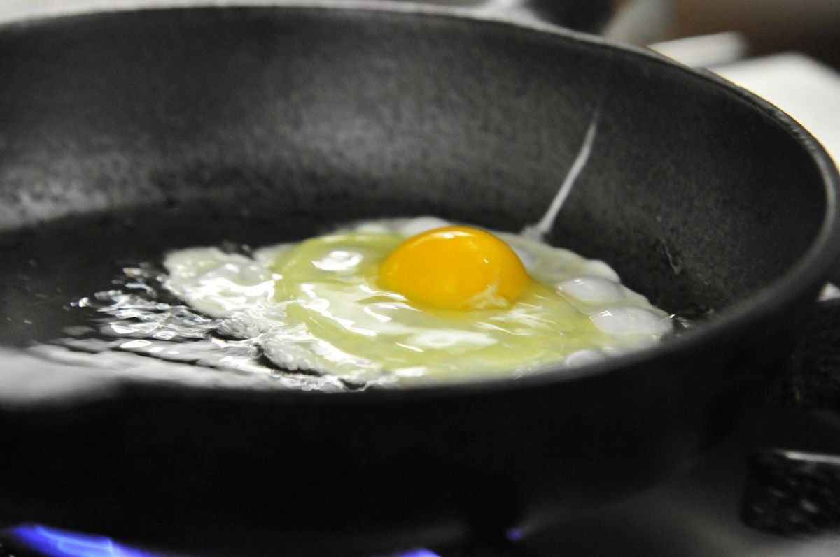 ▲許多人愛吃荷包蛋，把蛋白煎得焦黃，然後蛋黃五分熟再拌飯簡直是一大享受！（示意圖／取自pixabay）