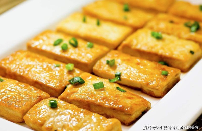 ▲搜狐號美食專欄《小乾倩倩的遊戲的美食》分享,在煎豆腐時,直接下鍋是千萬不可以做的,在煎豆腐前,多加上一個步驟,讓豆腐不黏鍋。(圖/翻攝自《小乾倩倩的遊戲的美食》)