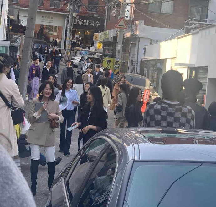 ▲捕捉宋慧喬(中間)身影的網友,甚至以「芭比娃娃」來形容她的美貌。(圖/微博)