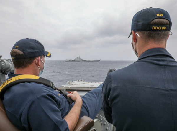 ▲美國海軍在官網公布驅逐艦馬斯廷號（USS Mustin，DDG-89）4月4日在菲律賓海與中國航母「遼寧號」相遇的照片。（圖／翻攝自美國海軍官網）