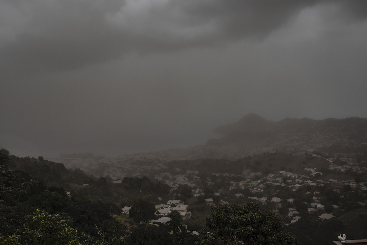 ▲加勒比海島國聖文森4月9日蘇弗里耶爾火山噴發，大量的火山灰甚至影響到鄰近的其他島嶼。（圖／美聯社／達志影像）