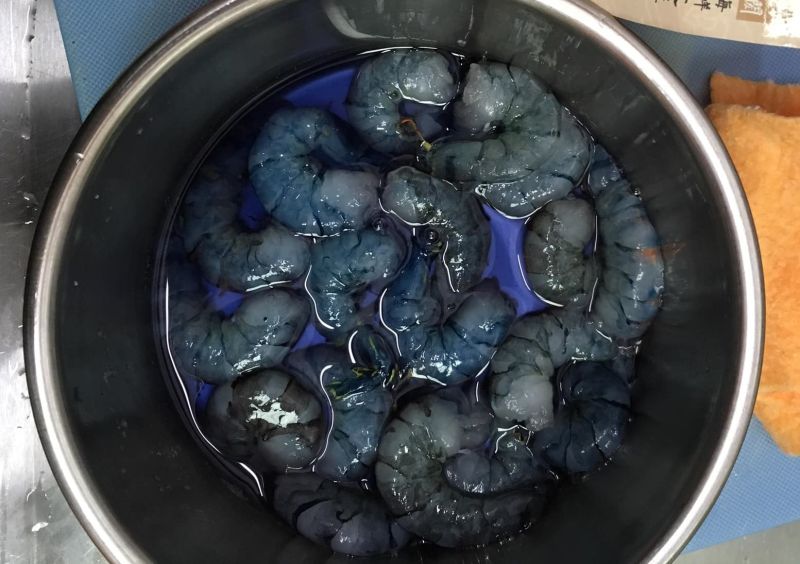 ▲有女網友買了賣場包裝好的蝦仁回家，卻發現清洗完醃漬時鍋內的水變成「深藍色」，不禁擔憂「是否仍能食用」。（圖／翻攝《我愛全聯-好物老實説》）