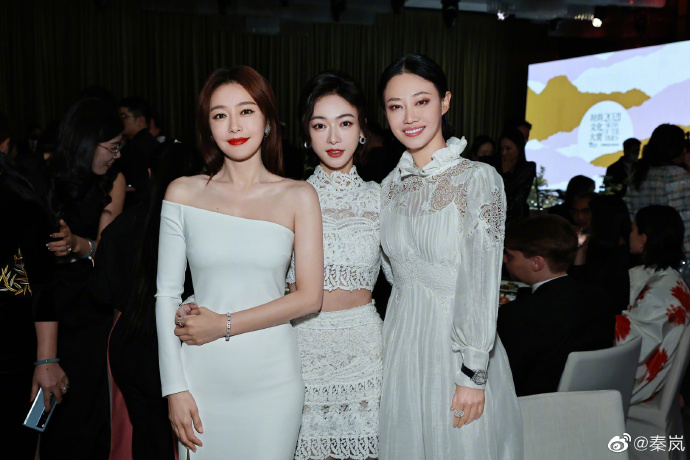 ▲《延禧攻略》主演秦嵐(左一)、吳謹言(左二)、譚卓(左三)曬出同框照片。(圖/秦嵐微博)
