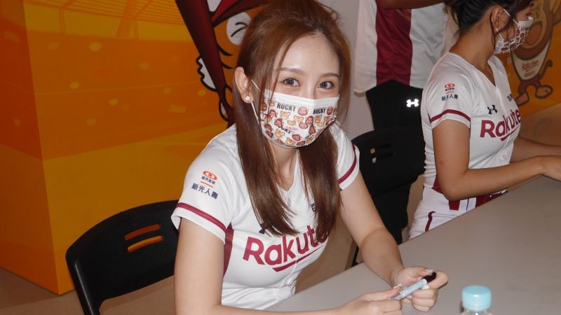 ▲樂天女孩若潼參加首航活動。(圖/吳政紘攝)