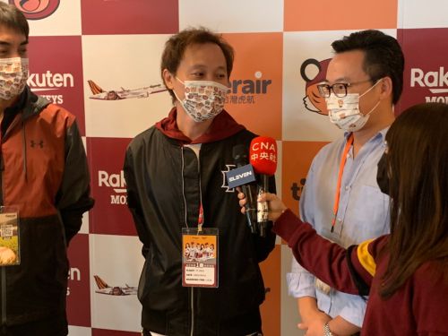 ▲樂天前領隊浦韋青(左),負責聯名、相關行銷業務表現優異。(圖/吳政紘攝) ▲樂天前領隊浦韋青(左),負責聯名、相關行銷業務表現優異。(圖/吳政紘攝)