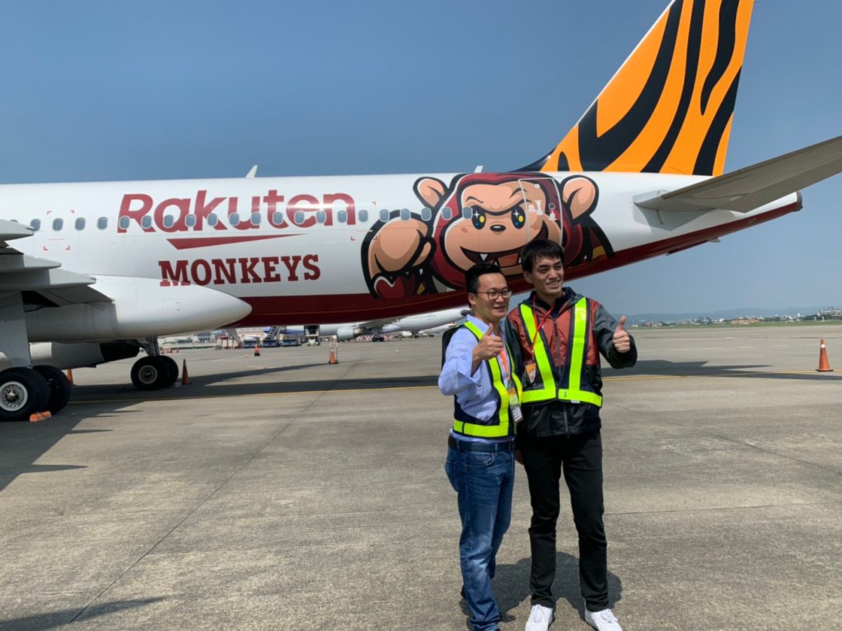 ▲樂天虎航聯名班機首航，虎航董事長陳漢銘、樂天副董事長渡邊崇（右）合影。（圖／吳政紘攝）