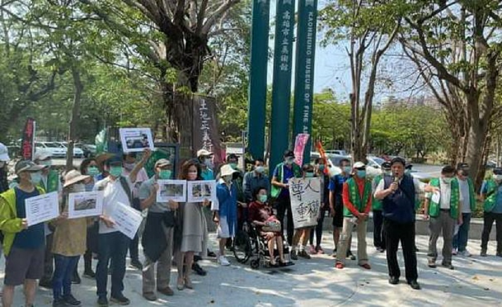 ▲針對美術館附近部分當地居民今天抗議輕軌二階美術館路線，控訴高市府罔顧公民參與，wecare高雄表示，今天只有不到四十人前往抗議，我們必須說還好這個社會自私的人這麼少！（圖／截自Wecare高雄臉書）