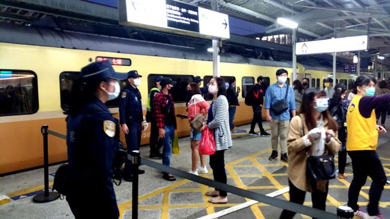 ▲今晚事故造成126次中壢=七堵間停駛,影響10列次191分、旅客約5180人。(圖/讀者羅大鈞提供)