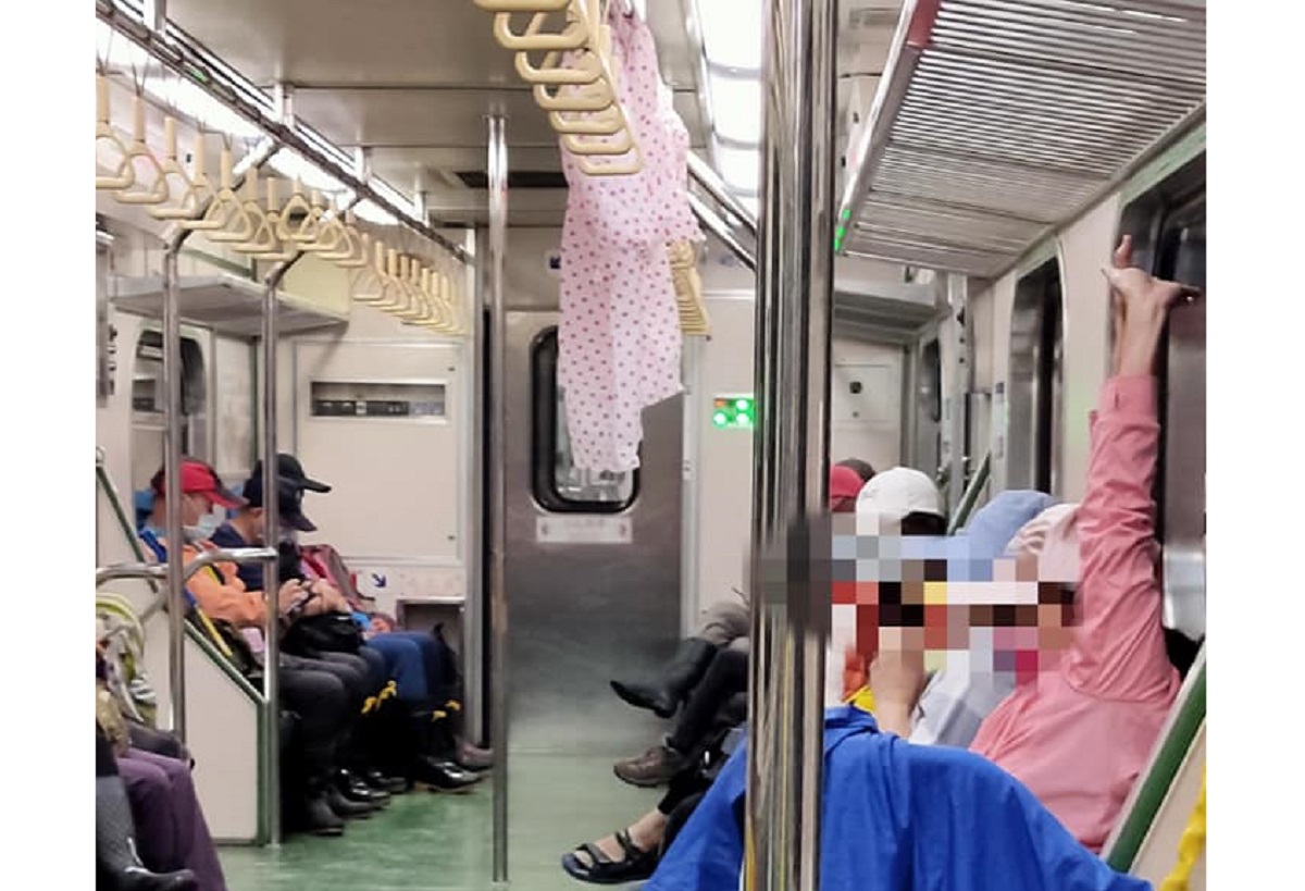 ▲有男網友透露，他日前搭台鐵時，看到疑似登山團體的乘客，竟直接在車廂內「曬雨衣」，讓他一上車就超傻眼。而其他網友見狀也不禁直呼「好像都聞到味道了...」（圖／翻攝自臉書社團「爆怨2公社」）