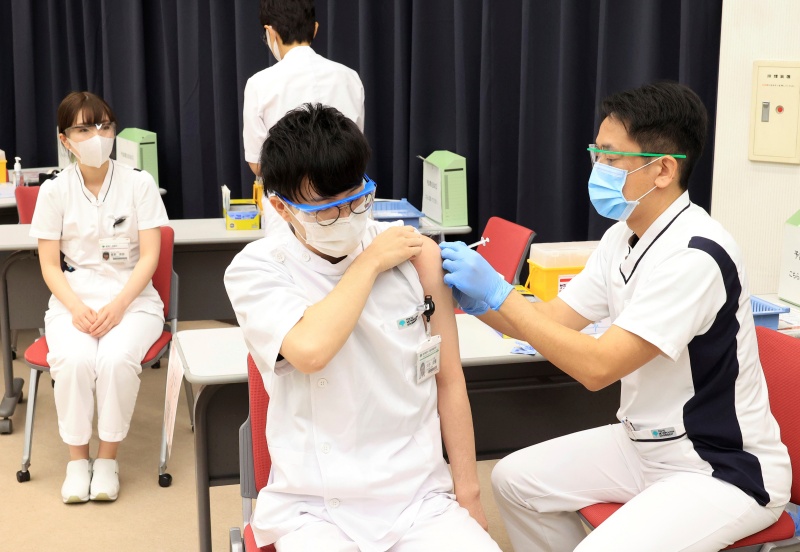 ▲日本出現接種完整2劑新冠疫苗後，仍感染的首例。圖為近期日本醫護人員接種疫苗之照片，非當事人。（圖／美聯社／達志影像）