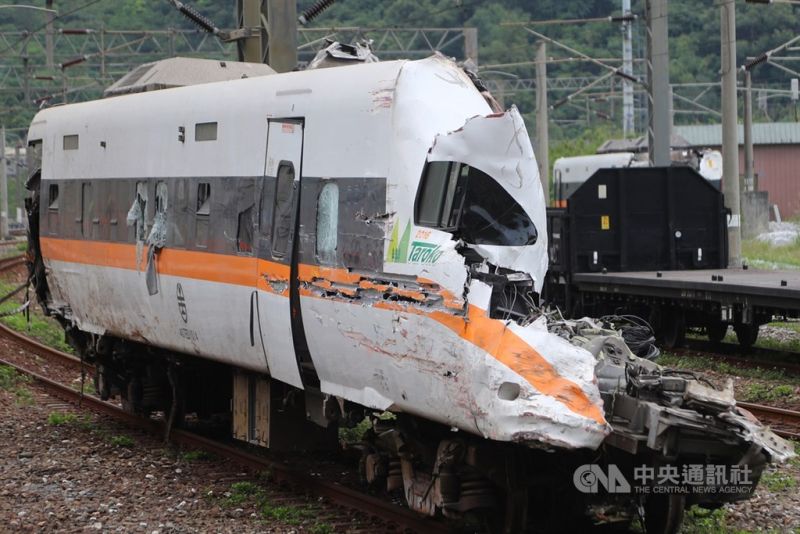 ▲台鐵太魯閣號事故導致49死、200多人輕重傷，肇事原因及涉案人，檢方正積極偵辦。法界人士認為，檢方可依「不作為之殺人罪」方向偵辦。（圖/中央社）