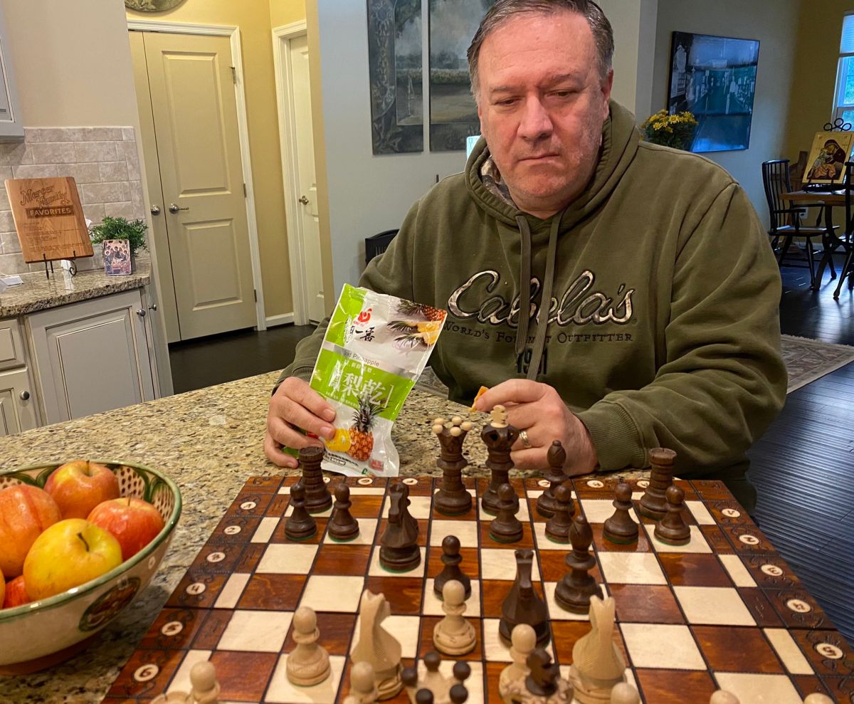 ▲美國前國務卿蓬佩奧，一手拿著包裝袋印著繁體中文的鳳梨乾，一邊下西洋棋，表達挺台灣立場。（圖／翻攝自Twitter）