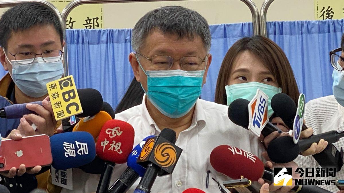 ▲台北市長柯文哲12日上午前往聯合醫院和平院區施打AZ疫苗，受訪時柯文哲表示，前一次開始施打疫苗時，有發現防疫指揮中心配給的針頭是3cc規格，用來抽取0.5cc的疫苗較不精準，因此要求聯醫全面換成1cc規格的針頭，抽取的量比較精準也比較不會痛。（圖／記者丁上程攝，2021.04.12）