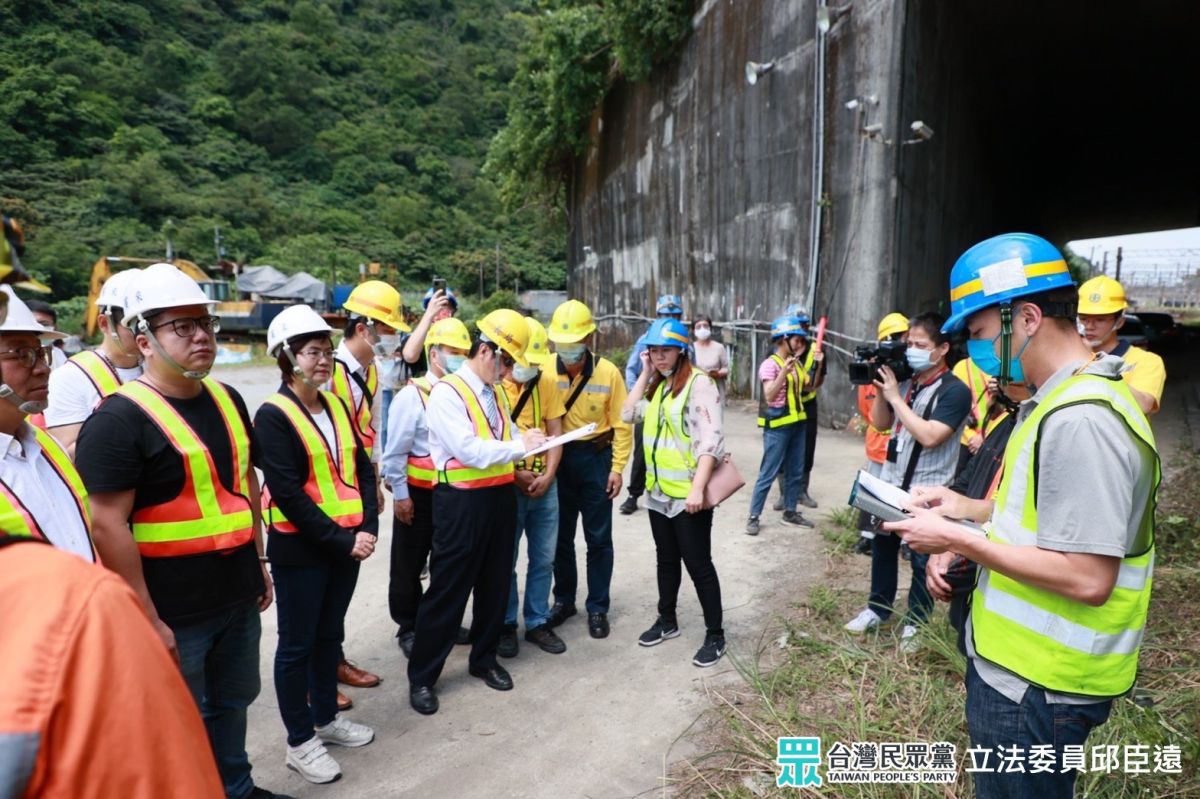 ▲交通委員會考察台鐵宜蘭邊坡工程。（圖／邱臣遠國會辦公室提供）