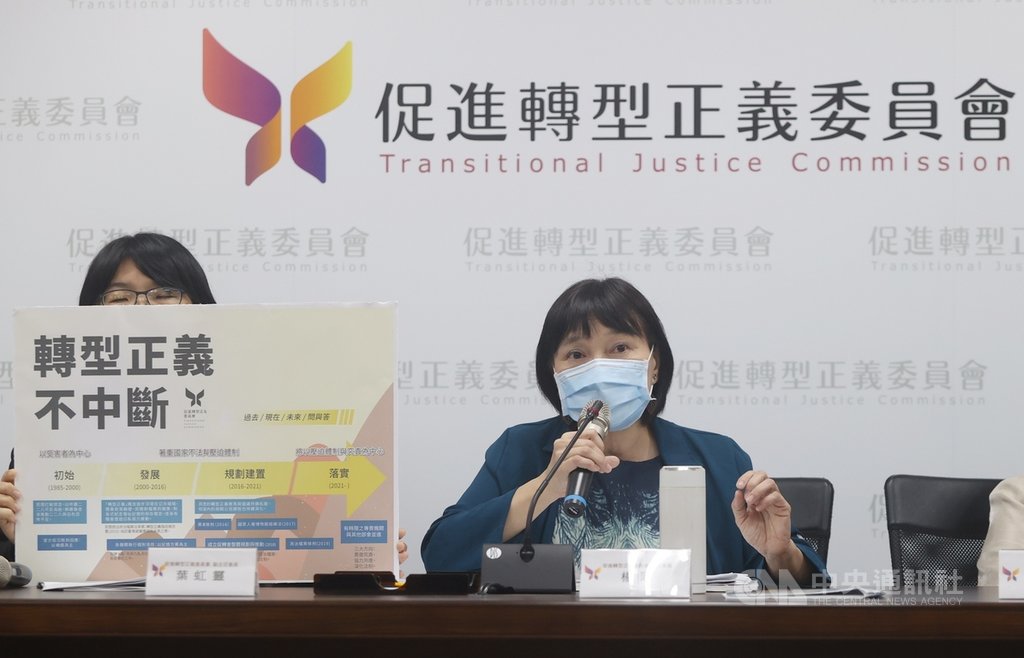 ▲促進轉型正義委員會12日說明延任案決議，由主委楊翠（右）、副主委葉虹靈（左）出席，指出委員會已於4月7日討論通過，向行政院報請延任一年。（圖/中央社）