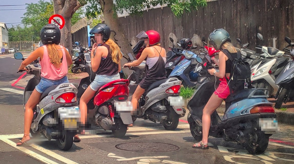 ▲網友分享在路邊看到四個外國金髮妹騎乘台灣機車，畫面相當新奇。（圖/路上觀察學院）